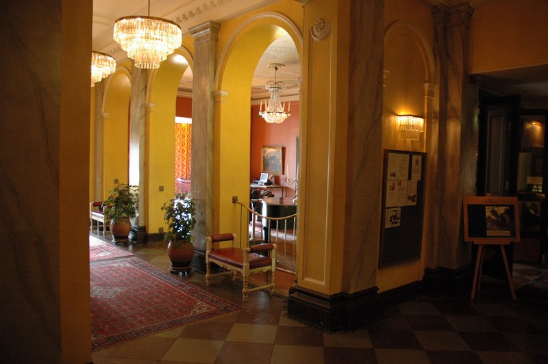 Hotell Billingen, vestibulens "arkad", till höger innanför denna ligger lobbyn med takmålning.