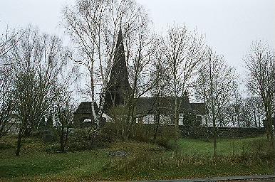 Skene kyrka med omgivande kyrkotomt, från söder.