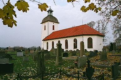 Horreds kyrka med omgivande kyrkogård, från SÖ.