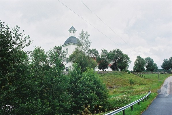 Torestorps kyrka sedd från landsvägen som passerar kyrkans södra sida, från SÖ.