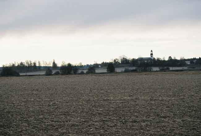 Ölmeslätten med fornlämningsområde och Ölme kyrka i bakgrunden.