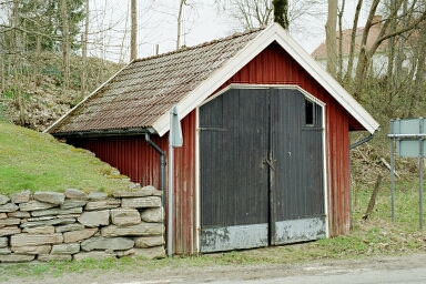Vagnshus/bårhus vid vägen tillhörande Rångedala kyrka.