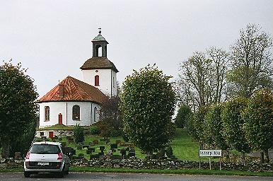 Istorps kyrka med omgivande kyrkogård sedd från öster.