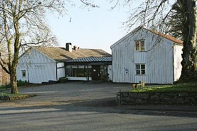 Församlingshemmet sydöst om Örby kyrka, från NV.