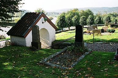 Stigluckan i Hajoms södra kyrkogårdsmur, från NÖ.