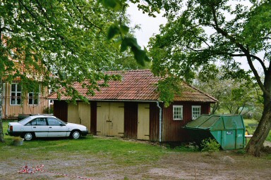 Uthus vid  Marums kyrka. Neg.nr 04/201:15.jpg