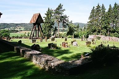 Kattunga kyrkogård med klockstapel och kyrkoruin, från SÖ.