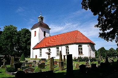 Berghems kyrka med omgivande kyrkogård, från SÖ.