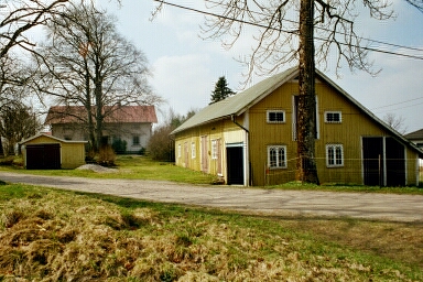 Vy över den gamla stomgården sydöst om Äspereds kyrka.