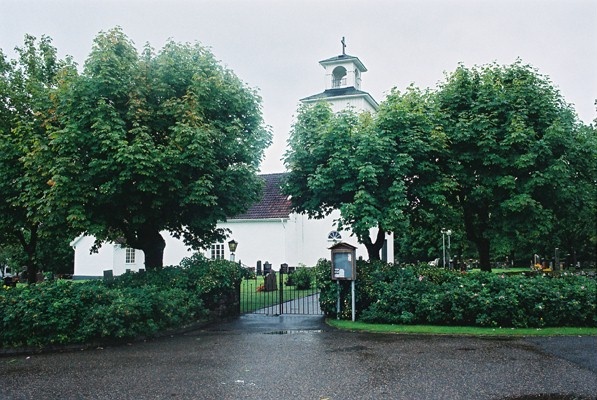 Älekulla kyrka med omgivande kyrkogård, från N.