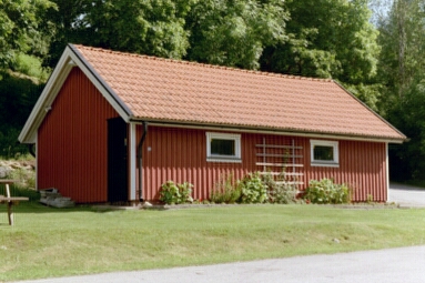 Borgstena kyrkas ekonomibyggnad vid parkeringen i sydost.