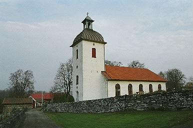 Horreds kyrka med kyrkogård och Klockaregården i fonden, från SV.