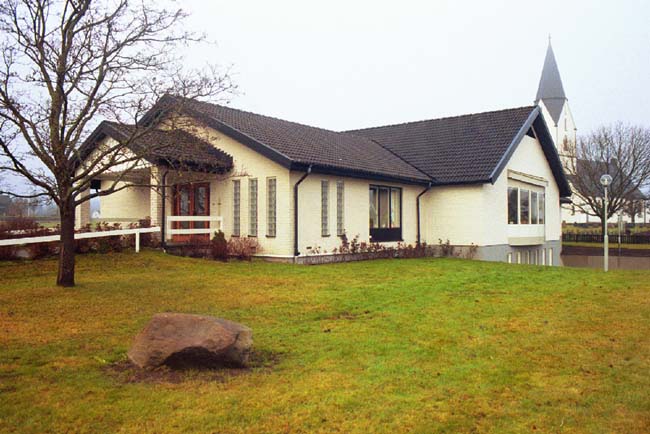 Församlingsbyggnaden sydväst om Hyssna kyrka.