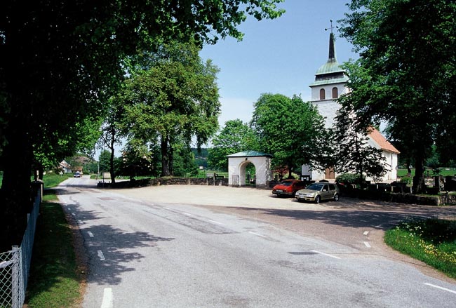 Kyrkan och kyrkogårdens båda delar på ömse sidor om den gamla landsvägen. 