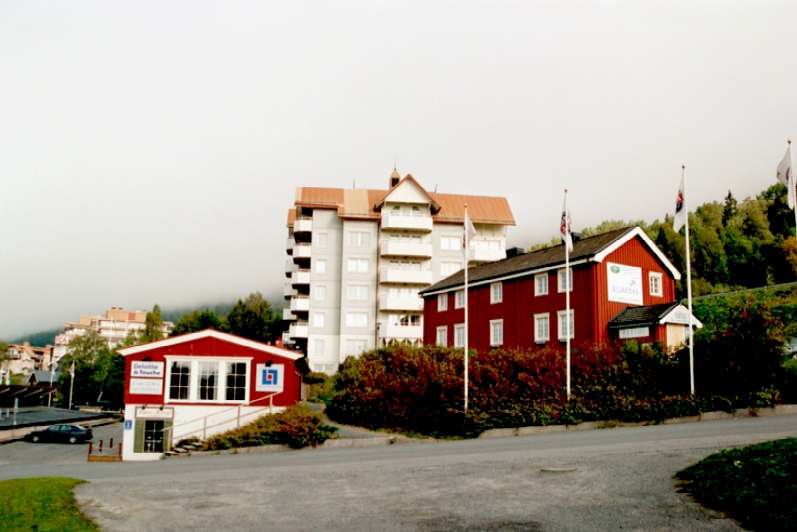 Gunnarsgården, mangårdsbyggnad från 1800-talet, till höger i bild med Freestylehuset från 1980-talet i fonden. 