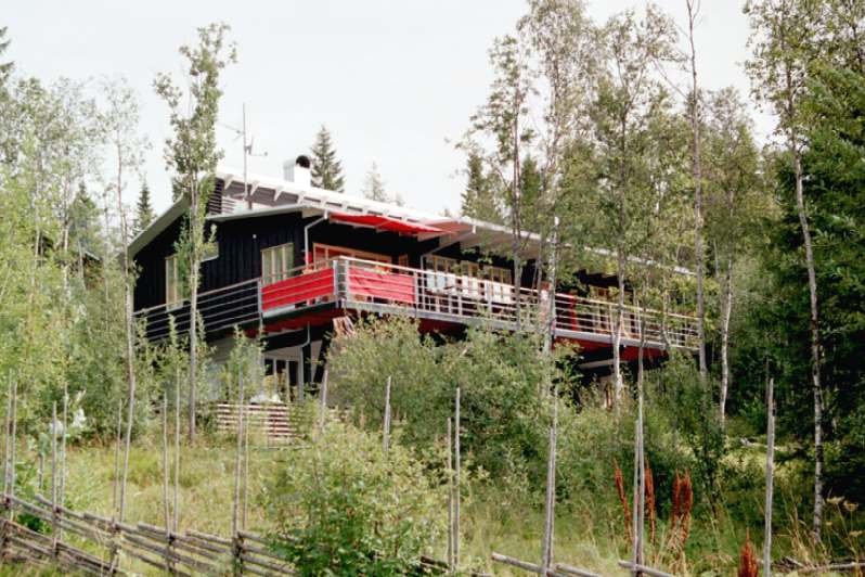 Exempel på 1990-2000-talets exklusiva villabyggande i Solbringen.