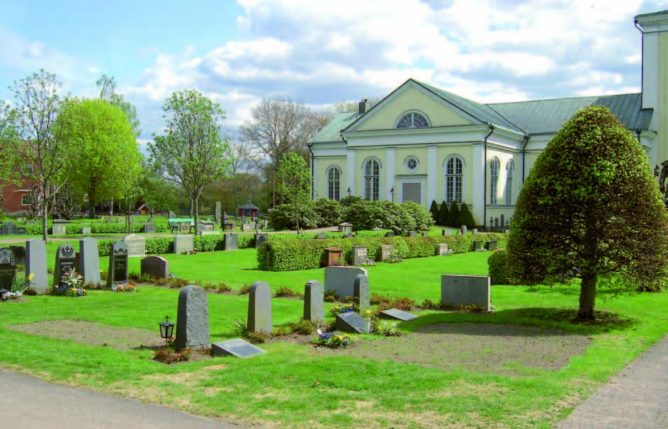 Parti av kyrkogården norr om kyrkan. Flera olika gravvårdstyper finns representerade,