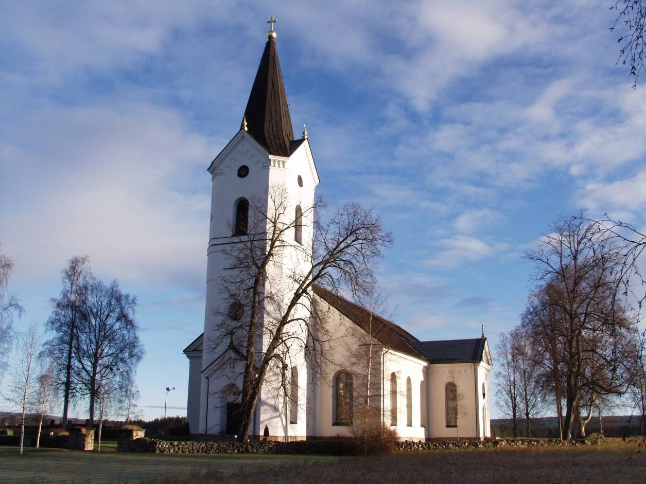 Ore kyrka med västtorn och omgivande kyrkogård.