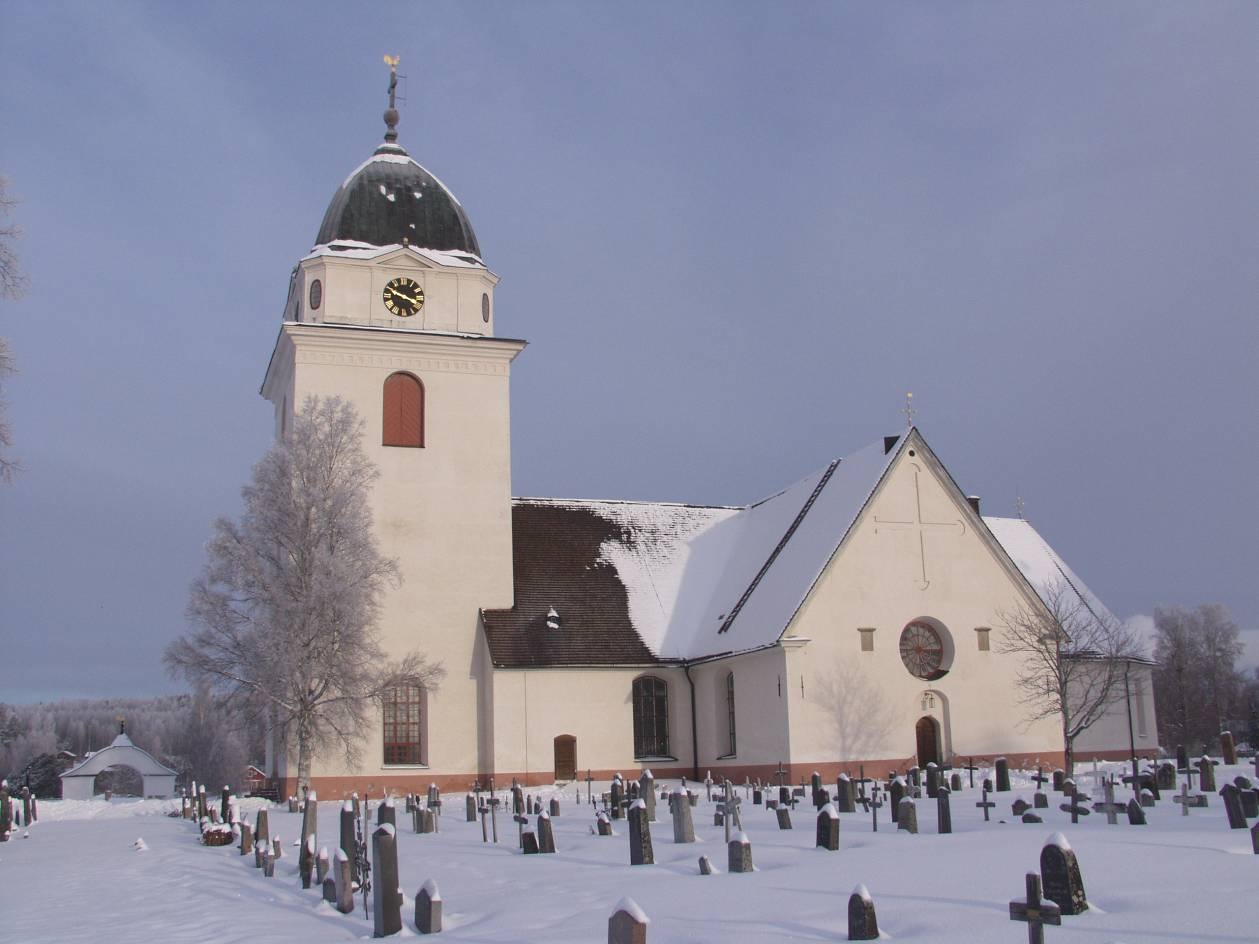 Rättviks kyrka med omgivande kyrkogård sedd från söder.