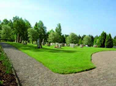 Ryggarna på gravstenarna längst i väster
står precis i kant mot grusgången bakom.
