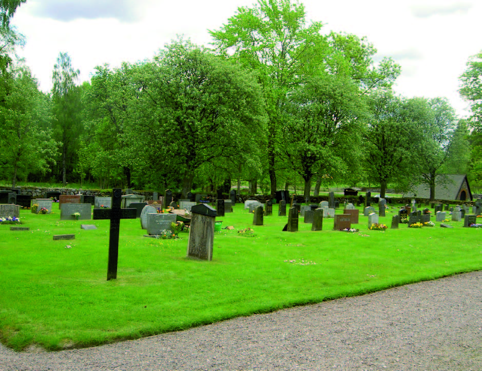Översikt över kvarter E där tre äldre gravvårdar syns närmast på
bilden.