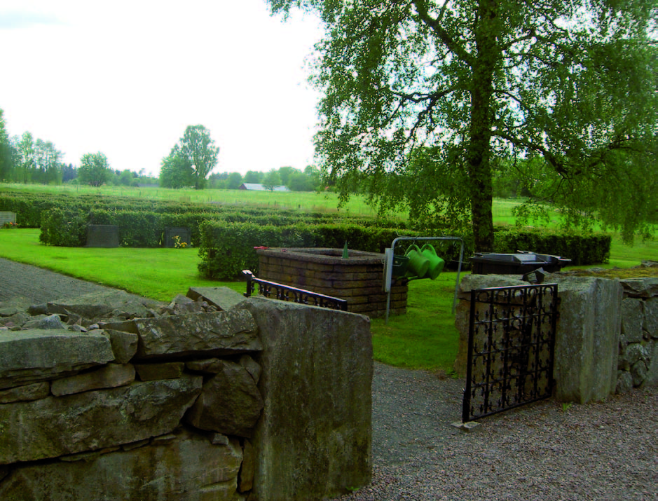 Genom den västra ingången syns den västra delen av kyrkogården. Den
del som idag nyttjas för gravsättning.