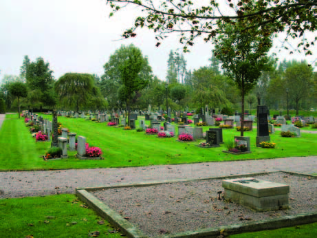 Olika gravvårdstyper på kyrkogården.