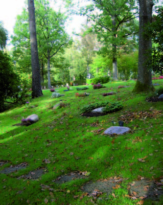 Kvarteren 2, 6, 12, 13 och 23 är anlagda för urngravar och ligger i en
skogsslänt inom kyrkogårdens västra del.