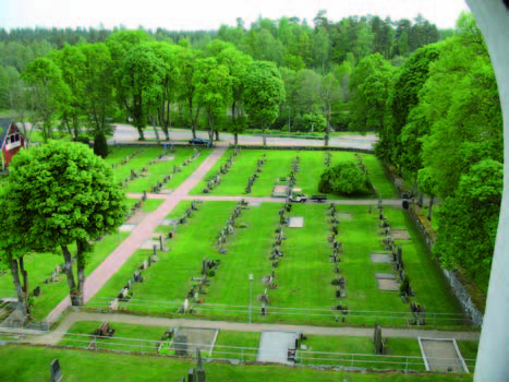 Bilden visar den västra delen av nedre kyrkogården med de
korsformiga grusade gångarna. Fotograferat från kyrktornet.