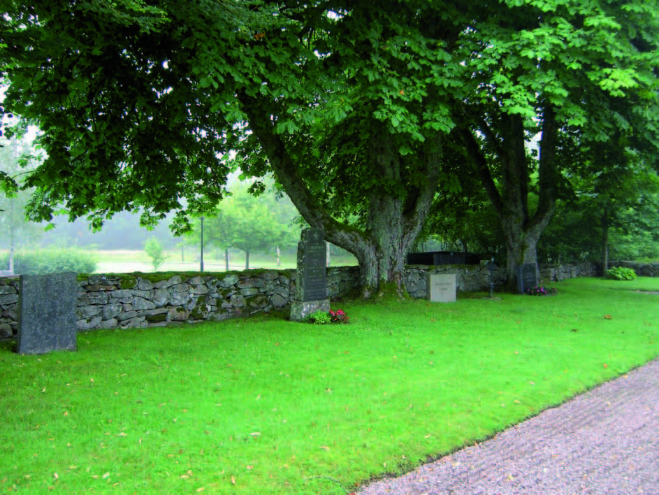 Kvarter A är placerat längs östra muren i den ursprungliga kyrkogården och består av en rad med familjegravplatser.