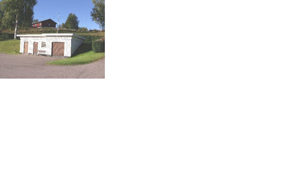 Vid infarten till kyrkogården, i anslutning till parkeringsplatsen, finns ett uthus med garage samt ett bårhus uppfört 1966. Bårhuset har vit lockpanel, bruna paneldörrar samt flackt tak täckt med kopparplåt. 