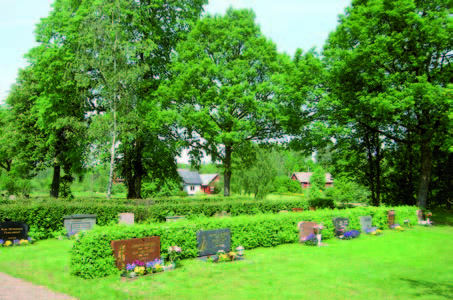 Kvarter D ingår i den ursprungliga delen av kyrkogården men fick efter
förändringarna på slutet av 1940-talet ett annat utseende med rygghäckar
och räta rader med gravstenar