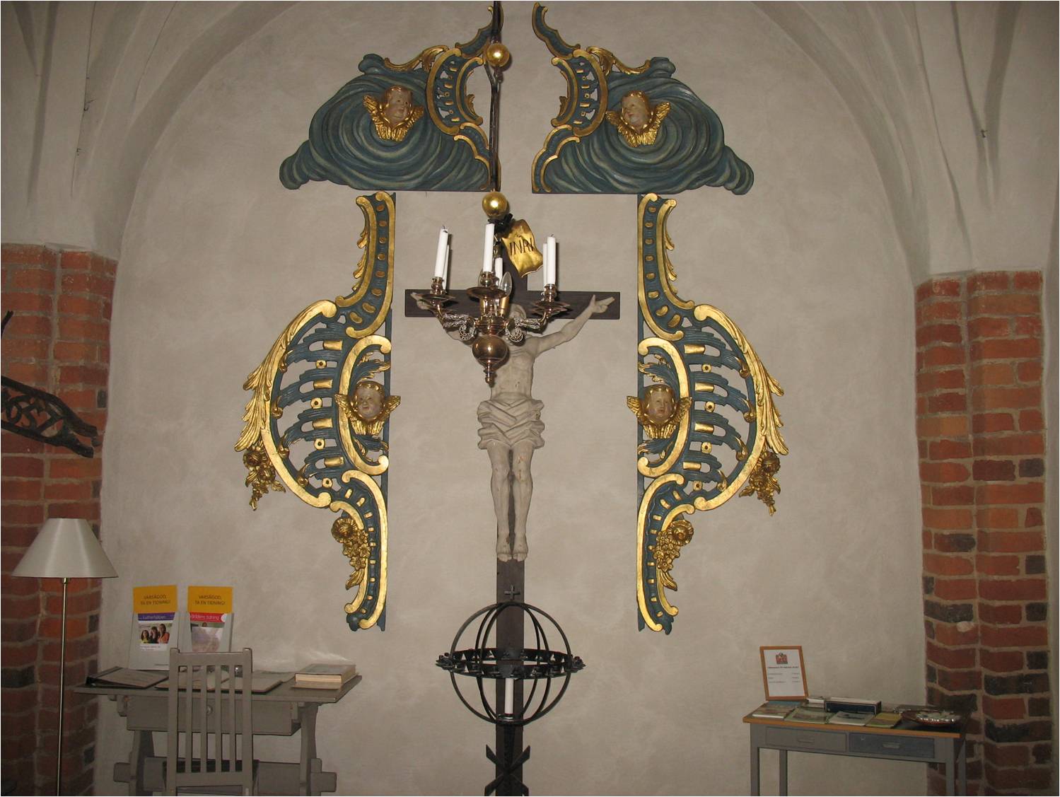 Exempel på värdefulla detaljer i interiören, delar av altaruppsats från 1700-talet, placerade i vapenhuset. 