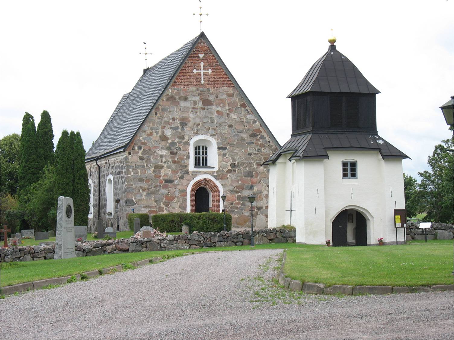 Kyrkan och klockstapeln från kyrkbacken 