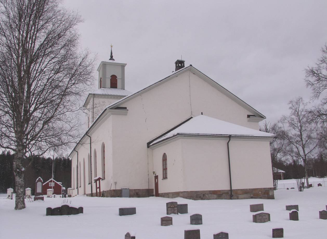 Transtrands kyrka med omgivande kyrkogård sedd från öster.
