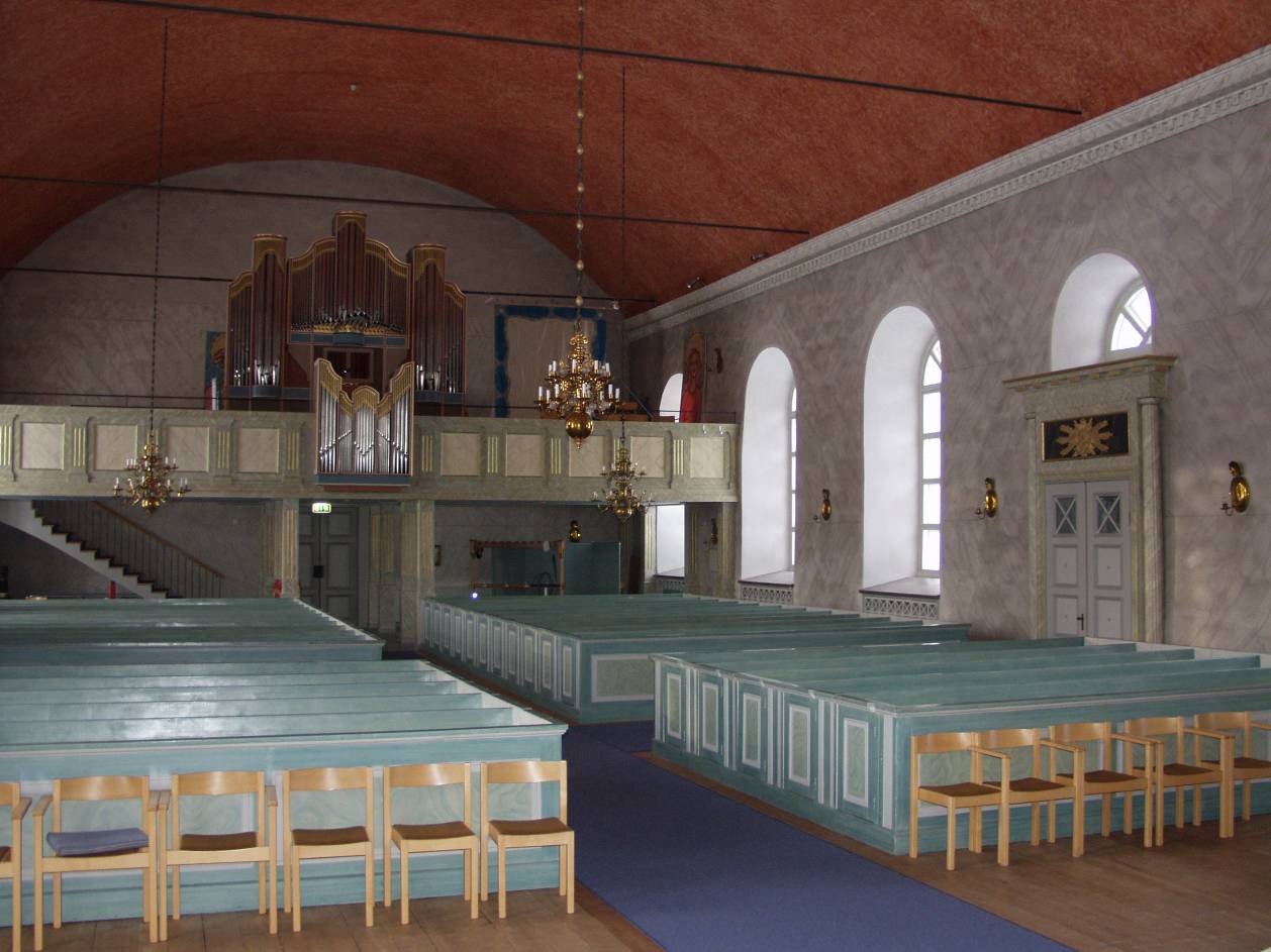 Transtrands kyrka, interiör bild av kyrkorummet sett mot bänkraderna, orgelläktaren och igången i väster.