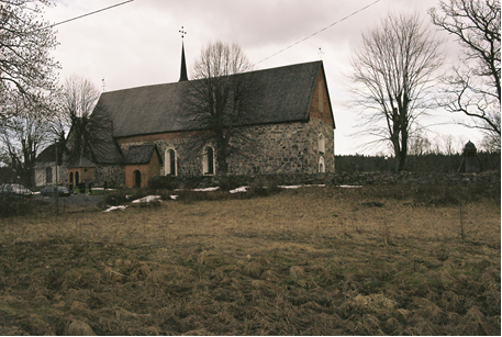 Frötuna kyrka med sakristia åt norr. Bogårdsmur med en medeltida 
stiglucka av tegel samt ett omkring 1920-30 uppfört elhus av tegel.
