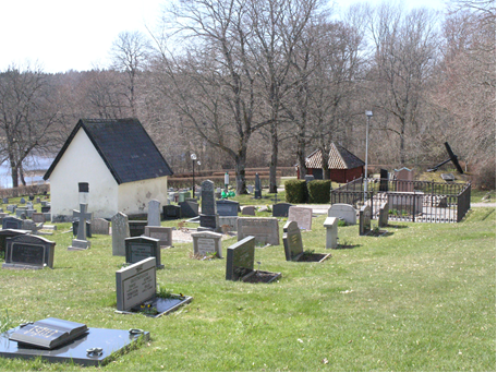 Rådmansö kyrkogård med Ridderstads putsade gravkapell från år 1747 
samt den knuttimrade stigluckan från 1770-talet. Ett ankare skänkt till församlingen 
år 1966 är uppställt på platsen för det gamla kapellets ingång.

