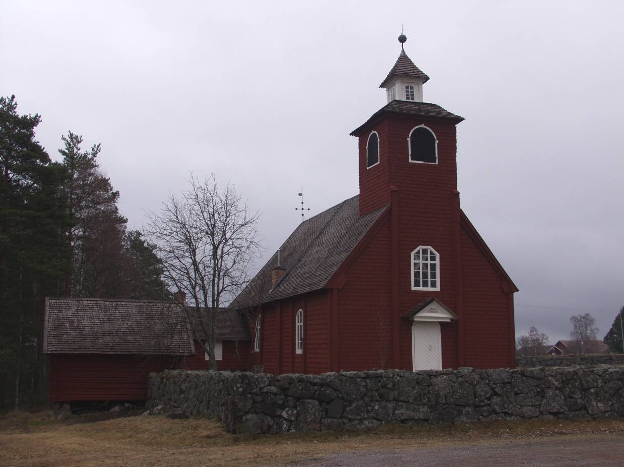 Envikens gamla kyrka med omgivande kyrkogård och kyrkogårdsmur, samt syns ”sexmansboden” inbyggd i norra sidans mur. 