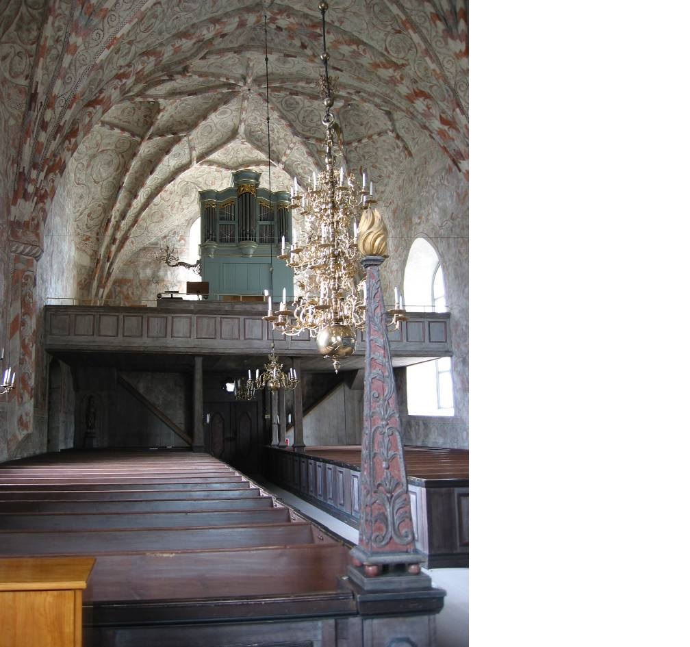 Vika kyrka interiör bild av kyrkorummet sett mot orgelläktaren i väster.