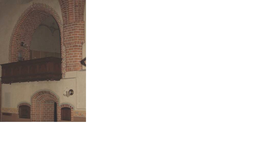Gapskullen och sakristiportalen.

Sakristian mitt på norra sidoskeppet är till sin västra del medeltida, täckt med två kryssvalv. Golvet är belagt med ekparkett. Möblerna från 1900 tillverkades av falusnickaren Axel Johansson. Över detta rum finns en kryssvälvd läktare av medeltida ursprung, ”gapskulle”, som öppnar sig mot kyrkorummet. Läktarbarriären av mörkbetsad furu uppsattes 1900. I sakristians östra del, tillbyggd 1691, är ett kupolvalv slaget och i nordost finns ett litet altare. 