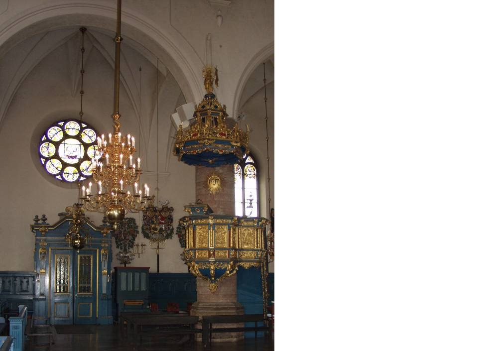 Predikstolen är placerad invid norra valvpelaren närmast koret. Den tillhör kyrkorummets ursprungliga inredning, färdigställdes 1654 av Norrköpingssnickaren Jöns Gustavsson och tyske bildhuggaren Evert Friis. Placering och färgsättning har dock förändrats påtagligt vid två tillfällen. Dagens blågröna färg, lagd på spackelgrund, är som så mycket annat uttryck för 1903-06 års omgestaltning. Förgyllningen är mycket rikare än den ursprungliga.