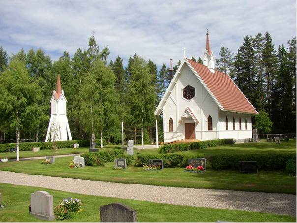 Mattsmyra kyrkoanläggning  från sydväst med klockstapel och kapell. 