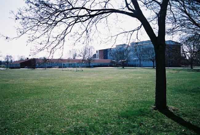 Norrstrandskyrkan, vy över parken mot Sundstagymnasiet.