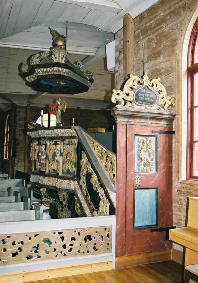 Predikstolen med portal och dörr.