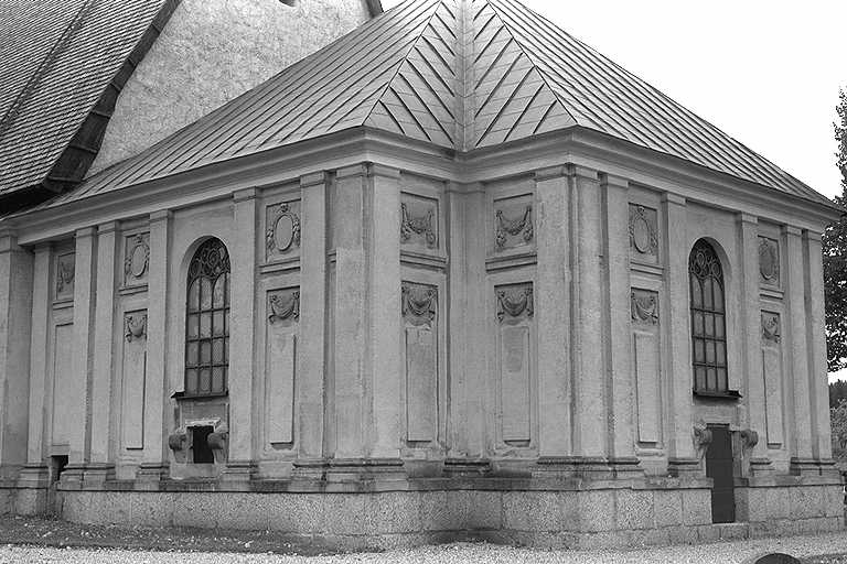 Veckholms kyrka, De la Gardieska gravkoret från sydöst