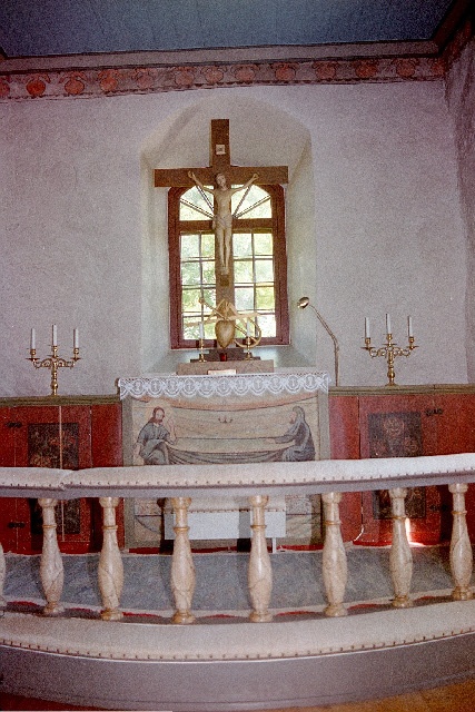 Kälvene kyrka interiör altare, altaruppsats och kyrkvärdsbänkar. Negnr 01/278:17a