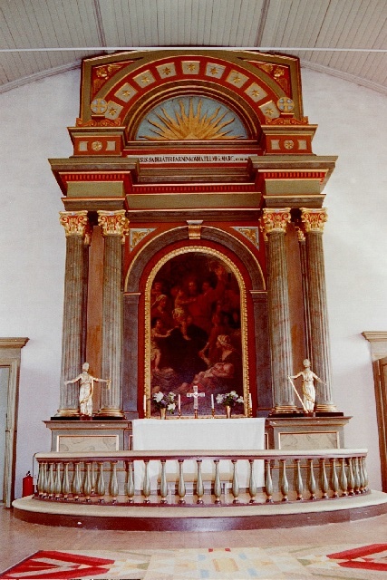 Floby kyrka interiör altaruppsats. Negnr 01/268:8a
