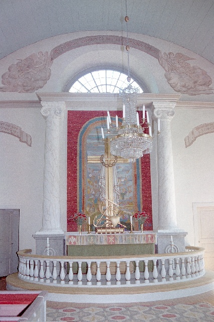 Yllestads kyrka interiör altare och altaruppsats. Negnr 01/271:4a