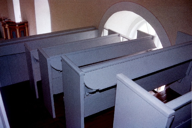 Håkantorps kyrka interiör bänkar på orgelläktaren. Negnr 01/281:30